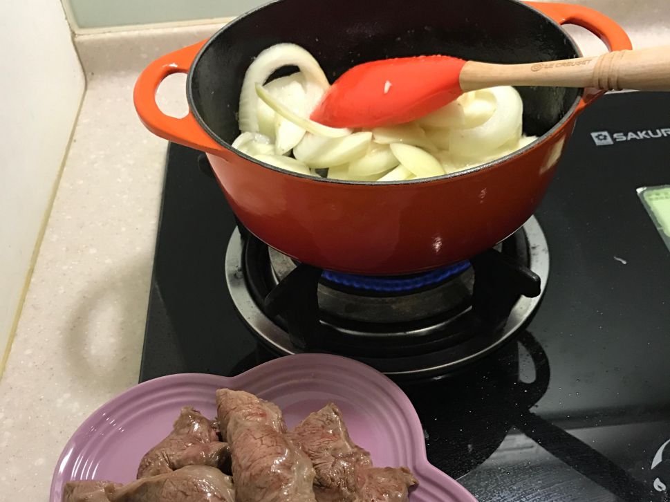 铸铁锅🥘红酒番茄炖牛肉的加工步骤