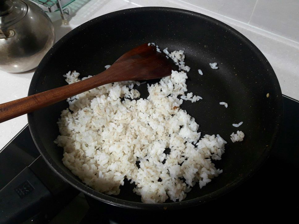 【台菜】虾仁牛肉蛋炒饭的加工步骤