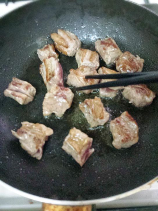 酥蒜牛排（便宜肉也可以好好吃喔）的加工步骤