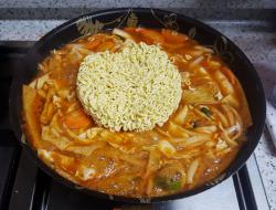 （韩式）辣炒年糕泡面 라볶이