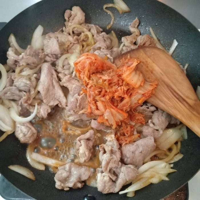 泡菜烧肉饭的加工步骤