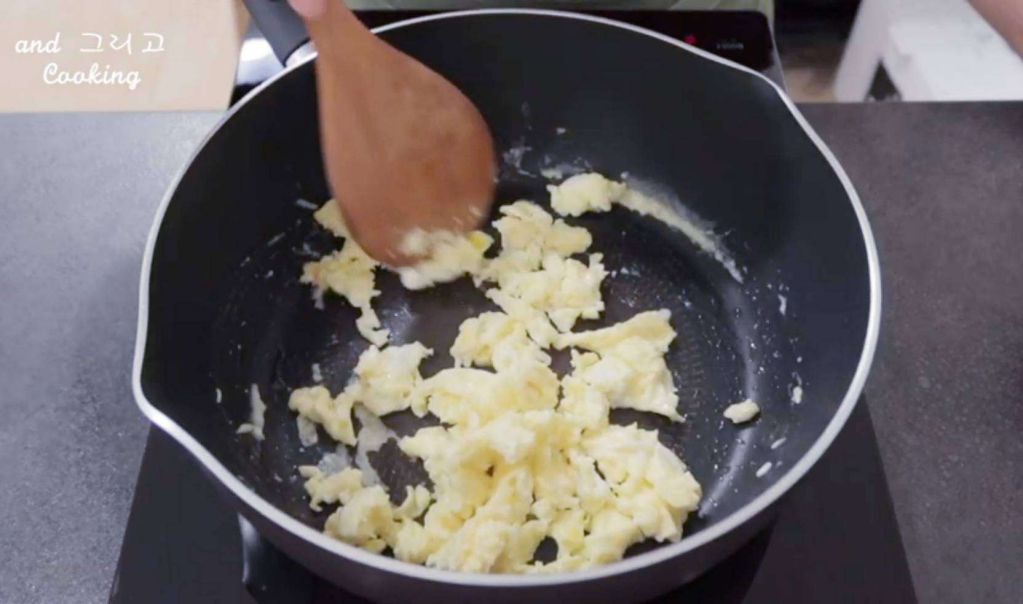 韩式豆芽菜蛋炒饭콩나물 볶음밥的加工步骤