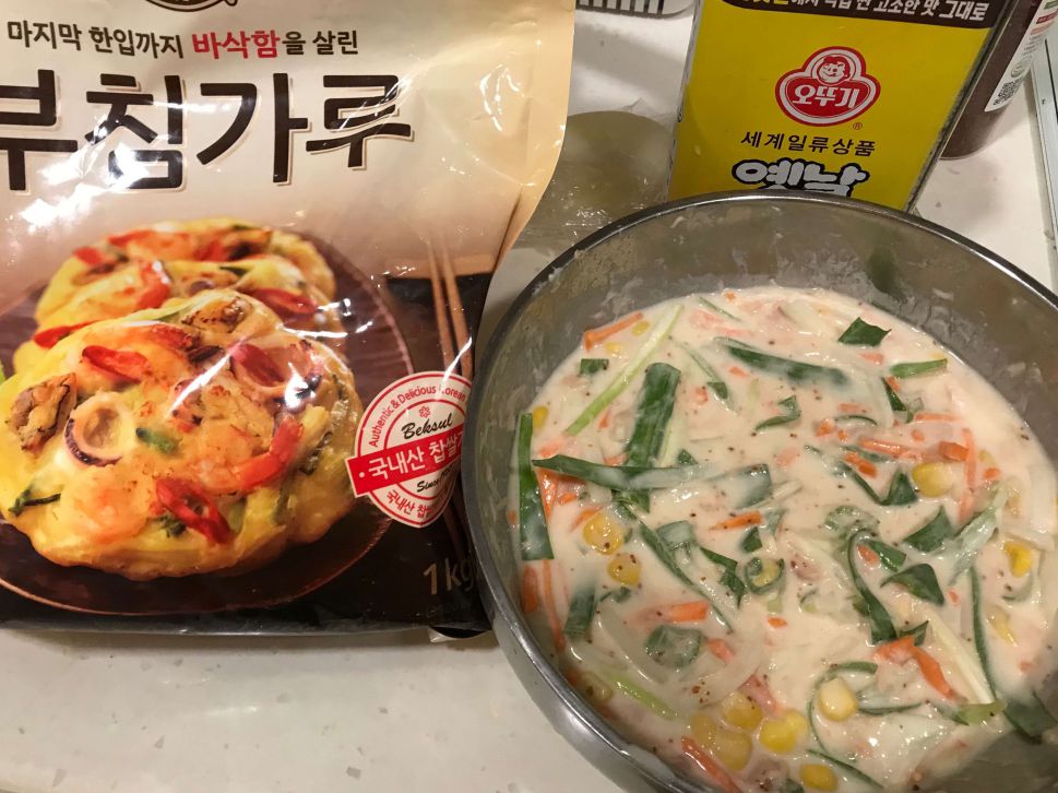 ［一人开饭］韩式鲔鱼煎饼的加工步骤