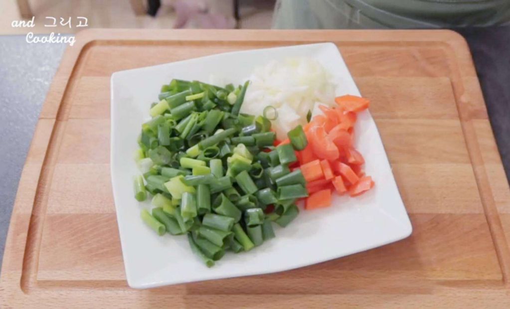 韩式豆芽菜蛋炒饭콩나물 볶음밥的加工步骤