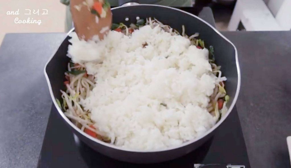 韩式豆芽菜蛋炒饭콩나물 볶음밥的加工步骤