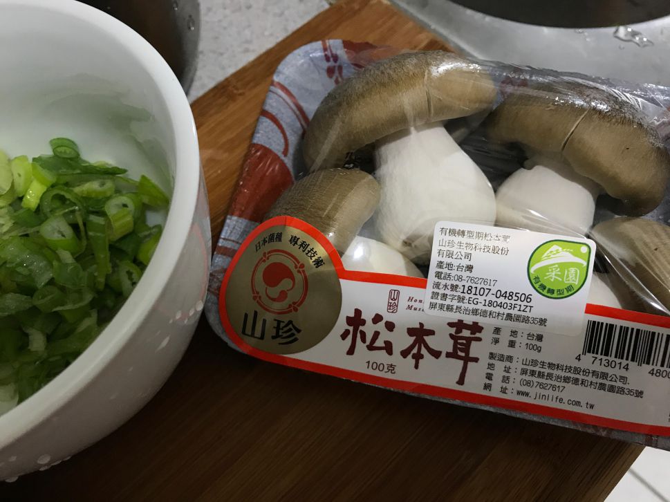 电子锅。韩式泡菜豆腐锅。松本茸的加工步骤