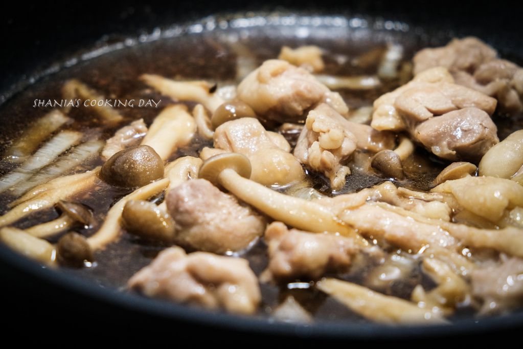 日式亲子丼饭，假日的简单餐桌的加工步骤