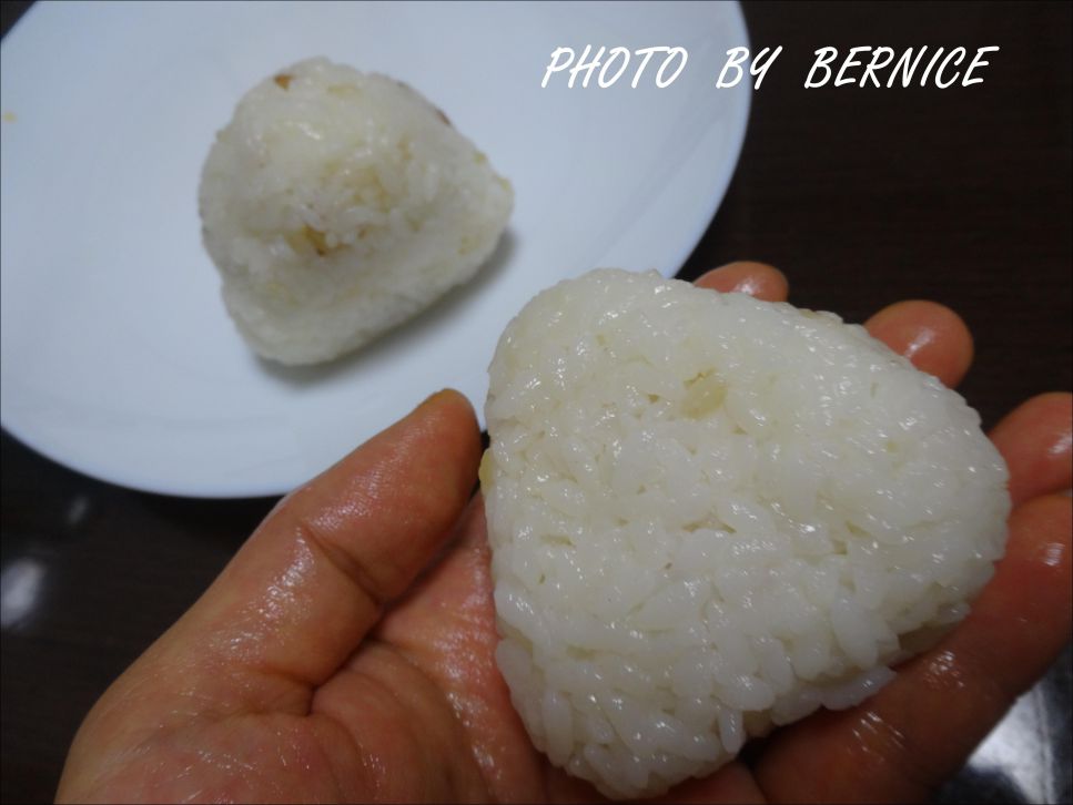 焼きおにぎり烤饭团(酱油味噌两种酱汁)的加工步骤