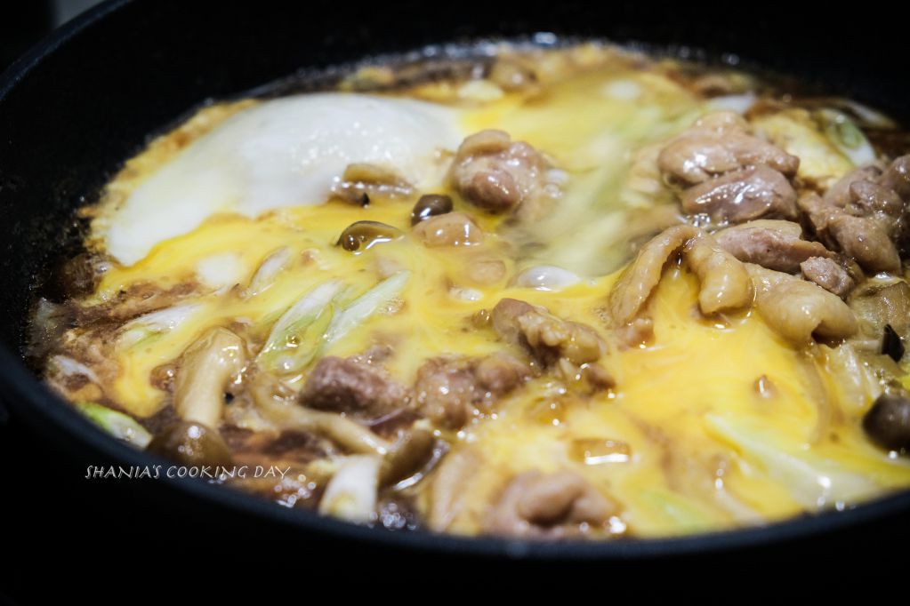 日式亲子丼饭，假日的简单餐桌的加工步骤