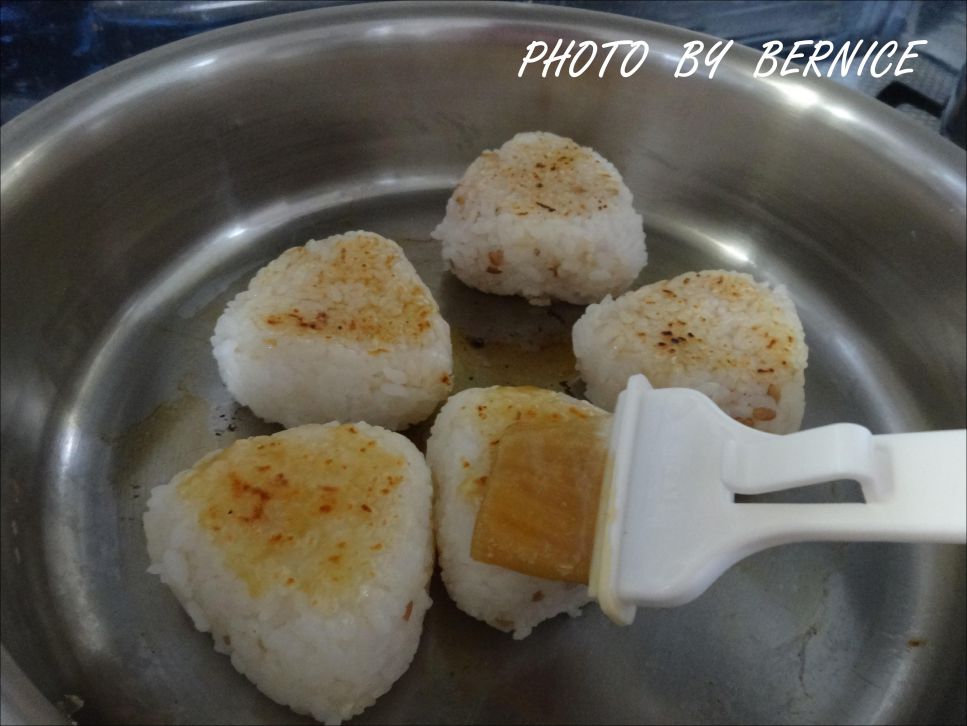 焼きおにぎり烤饭团(酱油味噌两种酱汁)的加工步骤