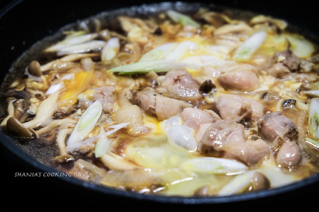 日式亲子丼饭，假日的简单餐桌的加工步骤