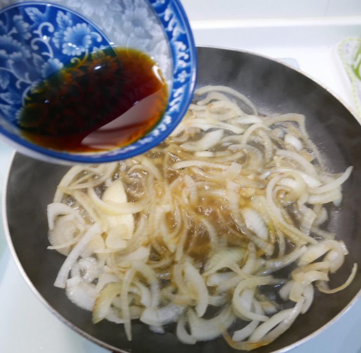 日式和风洋葱猪肉丼饭的加工步骤