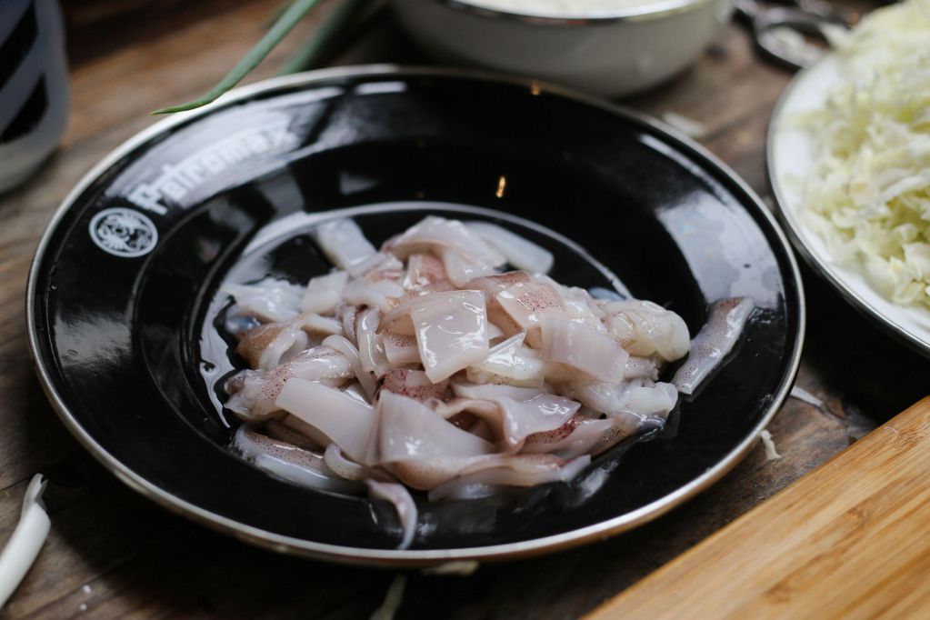 铸铁锅食谱｜夏日派对料理首选．花枝烧的加工步骤