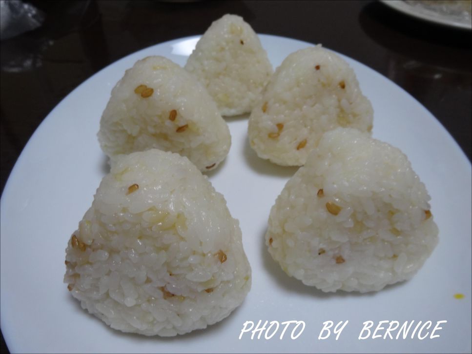 焼きおにぎり烤饭团(酱油味噌两种酱汁)的加工步骤