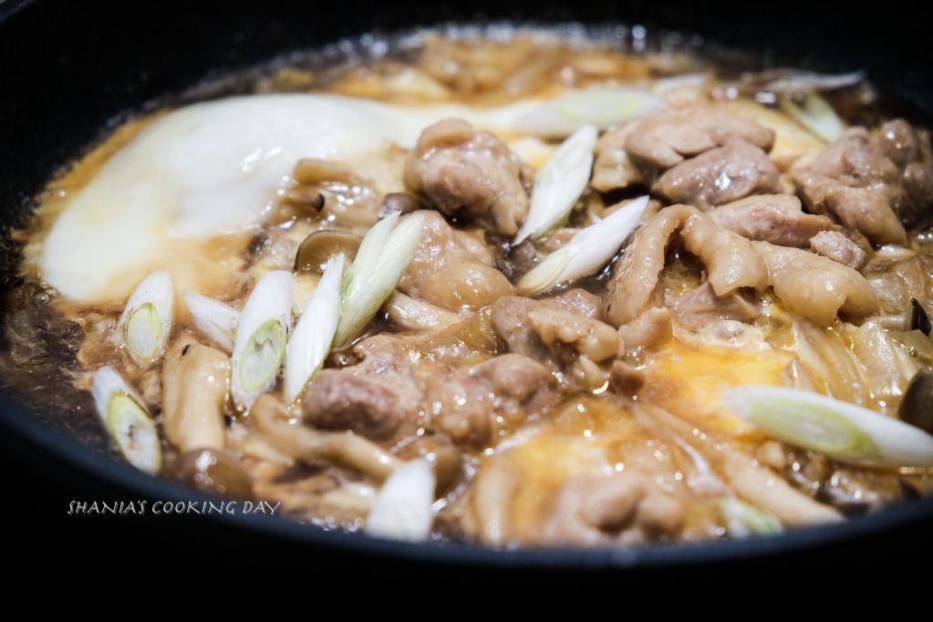 日式亲子丼饭，假日的简单餐桌的加工步骤