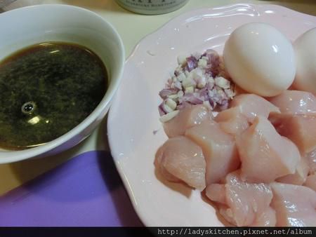 【空姐爱煮菜】日本料理店的招牌亲子丼的加工步骤