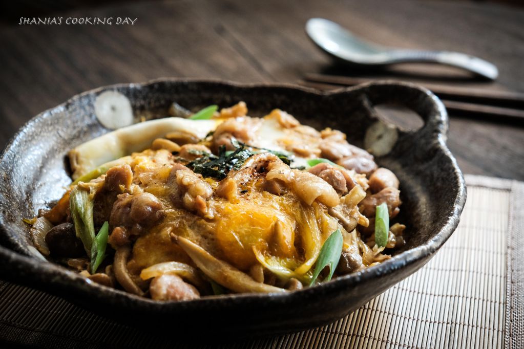 日式亲子丼饭，假日的简单餐桌的加工步骤