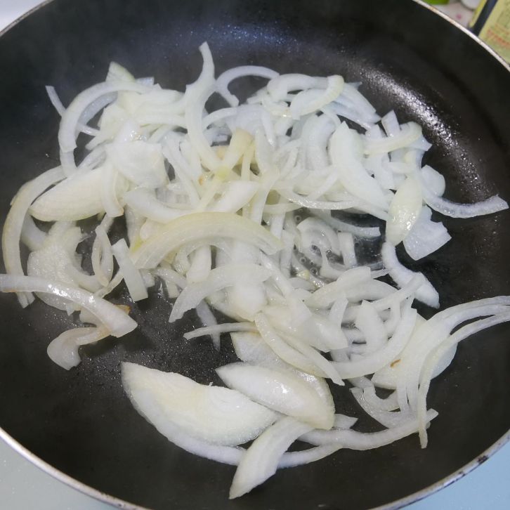 日式和风洋葱猪肉丼饭的加工步骤