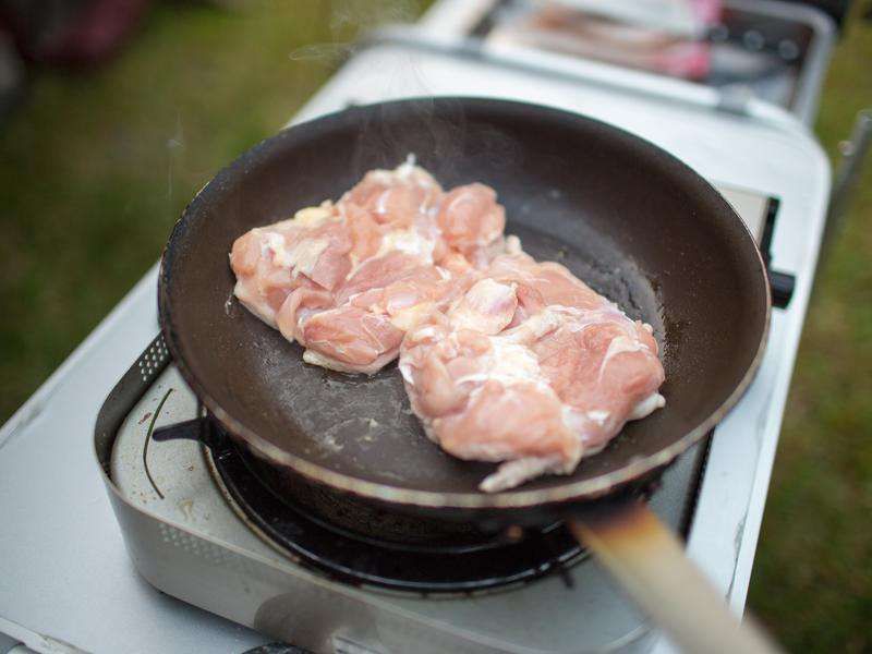 露营料理煎猪排的加工步骤