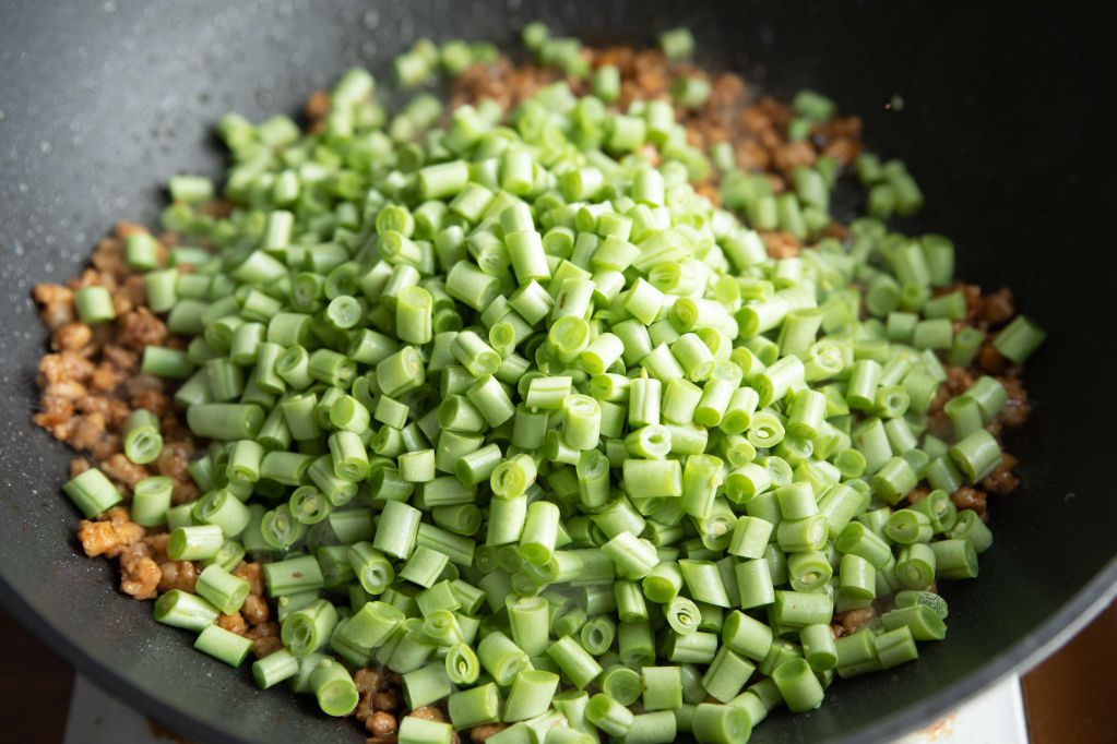 香炒绞肉四季豆，下饭菜的加工步骤