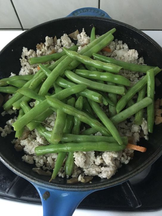 👍少油版的炒肉末四季豆+菜脯👍的加工步骤