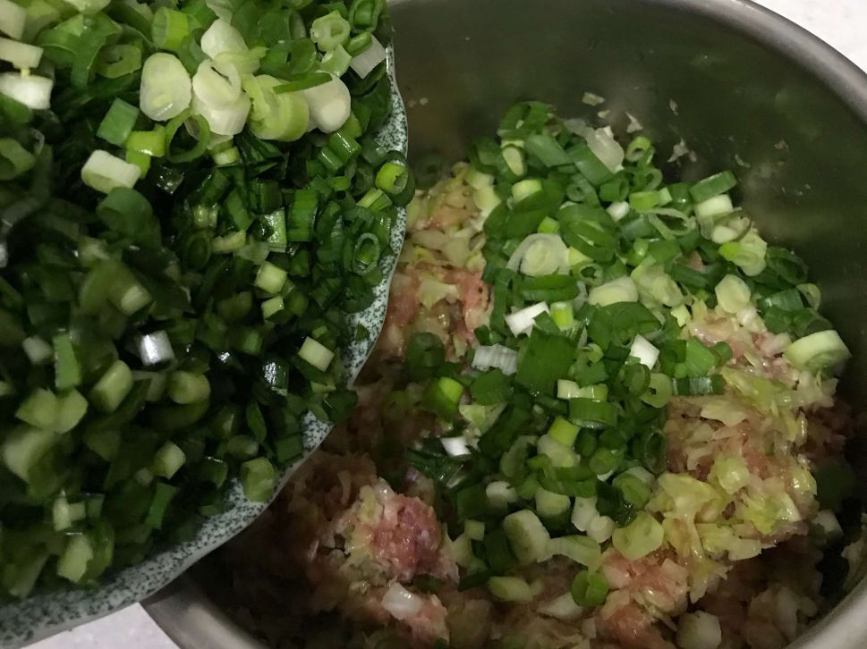 高丽菜韭菜猪肉水饺🥟的加工步骤