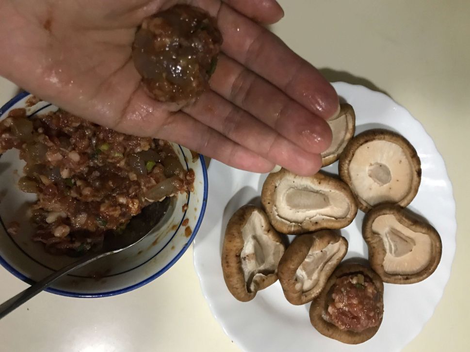 电锅料理～香菇镶肉的加工步骤