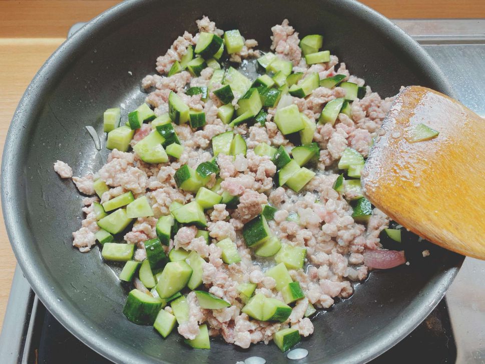 省时料理《绞肉炒小黄瓜》下饭喔！的加工步骤