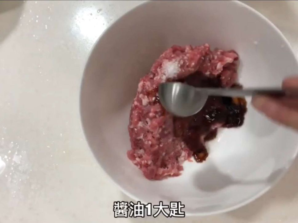 咸蛋黄瓜仔肉（视频示范）的加工步骤