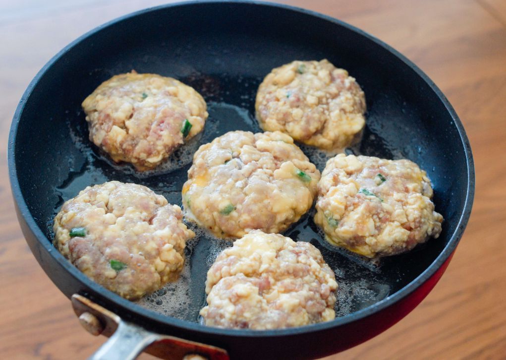 家常鸡蛋豆腐肉饼的加工步骤