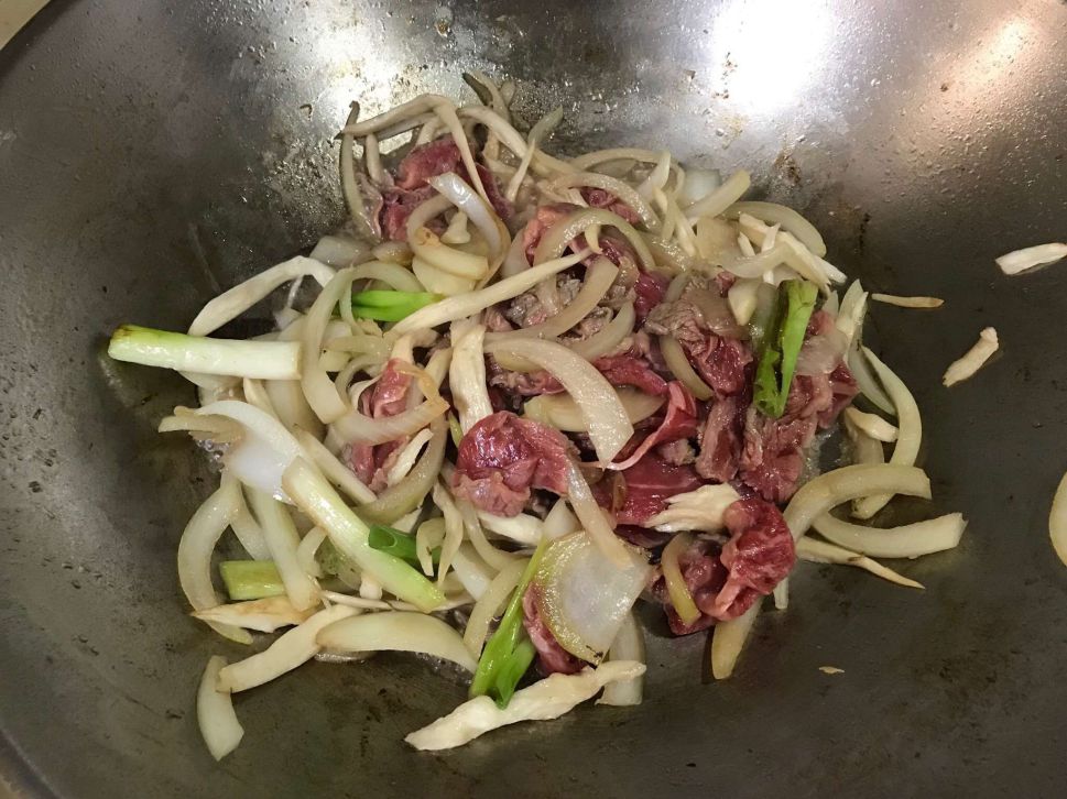 沙茶手撕杏鲍菇炒牛肉片的加工步骤