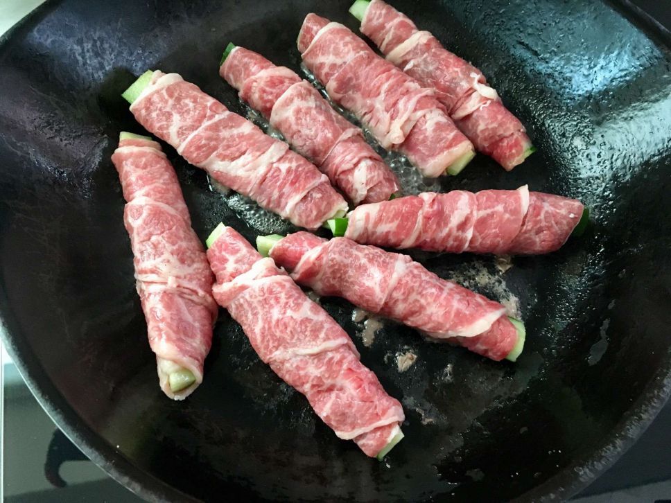 照烧小黄瓜牛肉卷的加工步骤