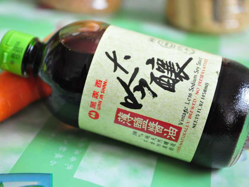 【万家香大吟酿薄盐酱油】帝王可乐卤猪脚的加工步骤