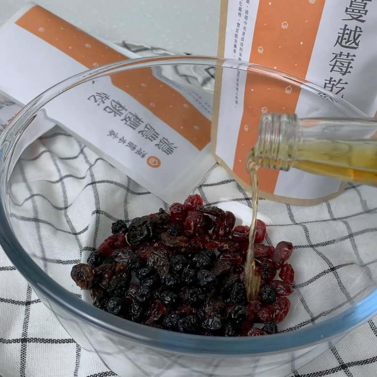 综合果干咕咕霍夫蛋糕食谱的加工步骤