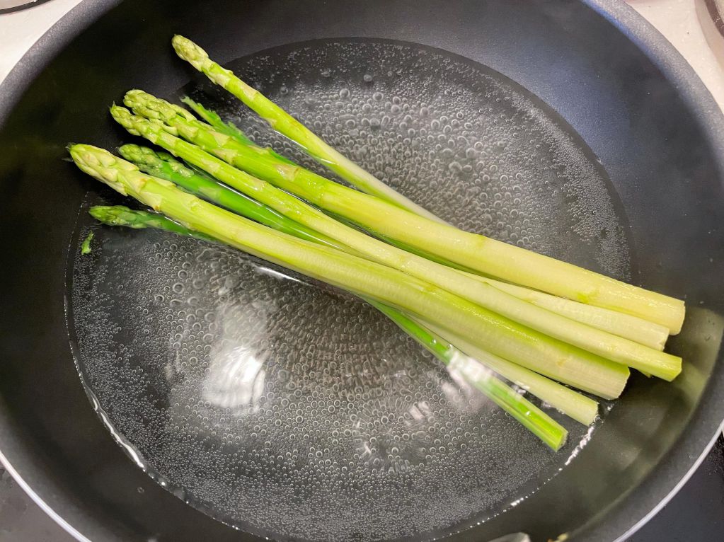 鲜嫩多汁芦笋肉卷的加工步骤