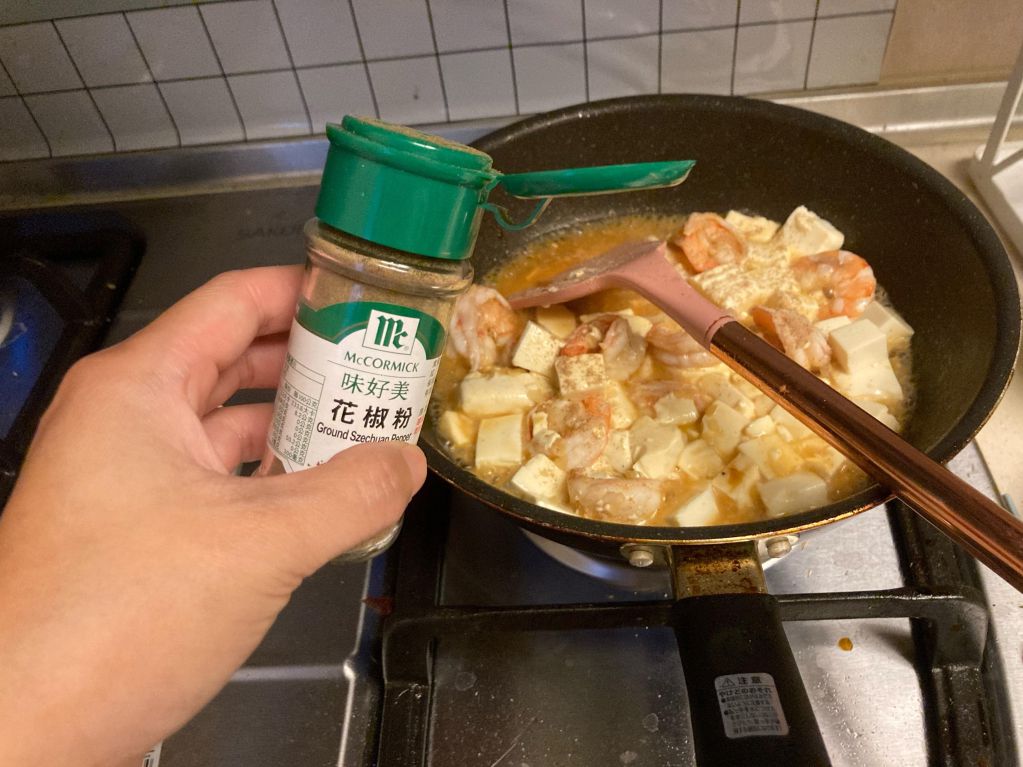 下饭鲜虾豆腐煲的加工步骤