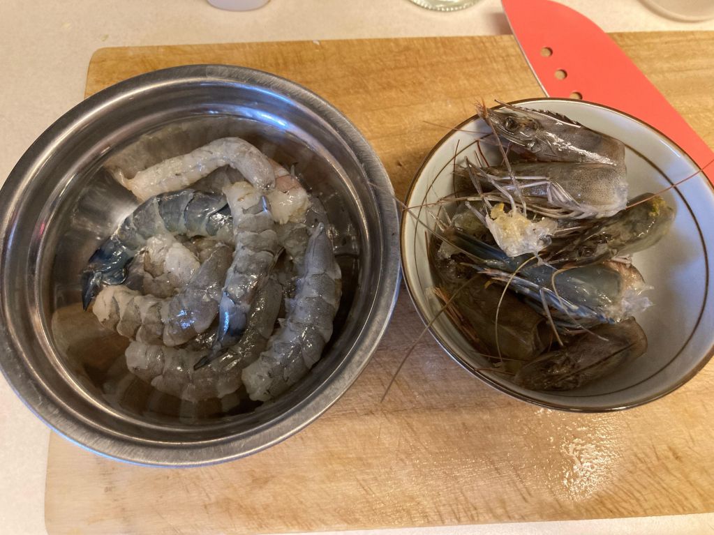 下饭鲜虾豆腐煲的加工步骤