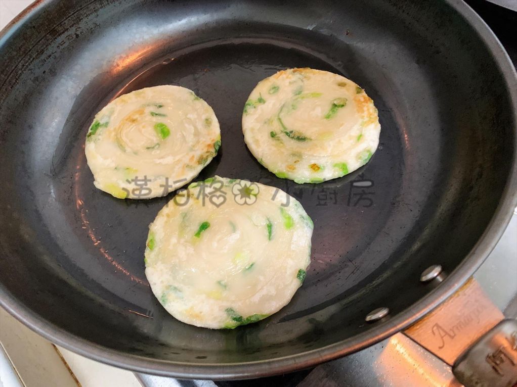 水饺皮懒人版葱油饼 的加工步骤