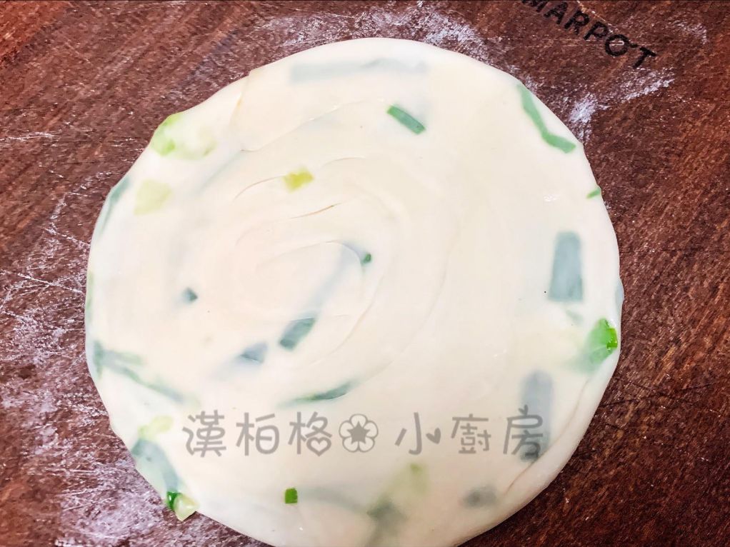 水饺皮懒人版葱油饼 的加工步骤