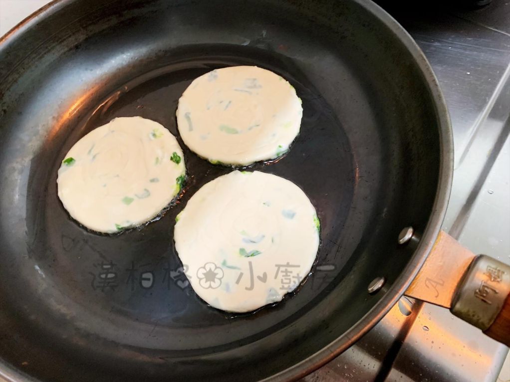 水饺皮懒人版葱油饼 的加工步骤