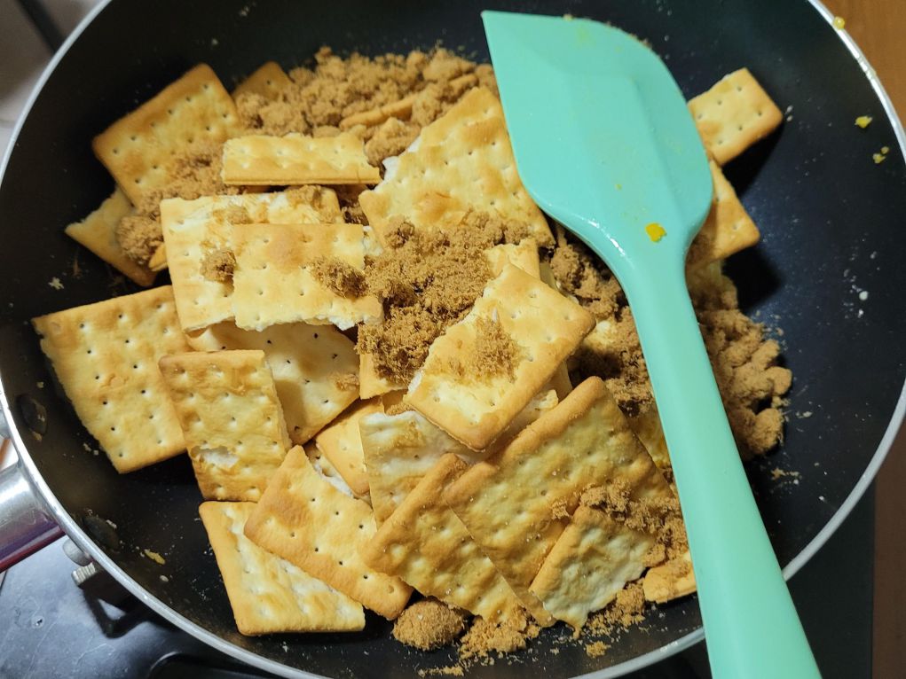 咸蛋黄肉松雪饼的加工步骤