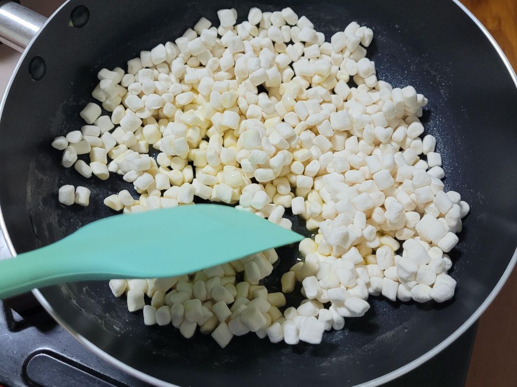 咸蛋黄肉松雪饼的加工步骤