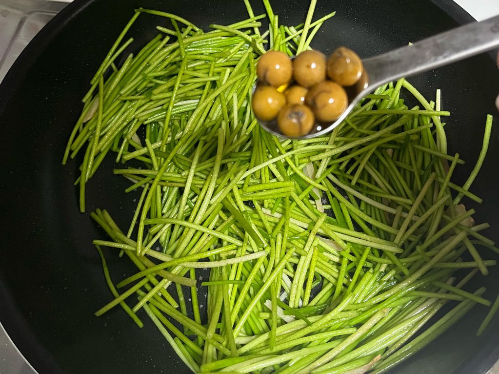 台湾美食炒水莲的加工步骤