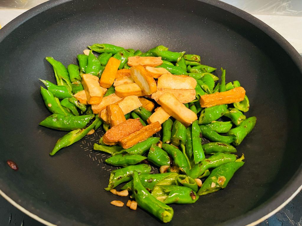 超下饭豆豉椒炒豆干的加工步骤