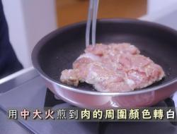 香煎鸡腿配马铃薯块