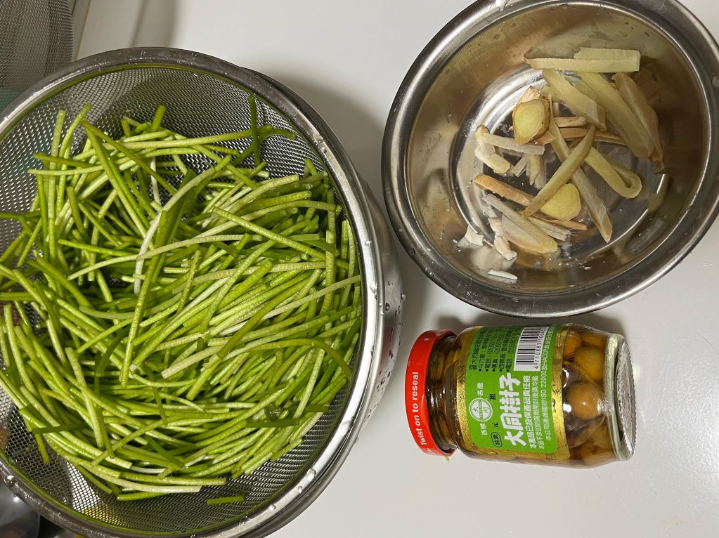 台湾美食炒水莲的加工步骤