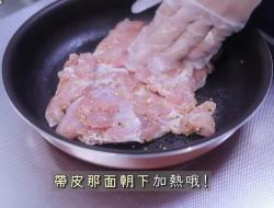 香煎鸡腿配马铃薯块