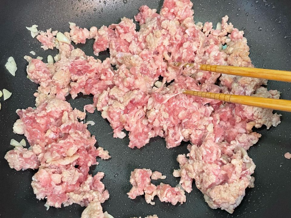 下饭酱汁绞肉豆腐锅的加工步骤