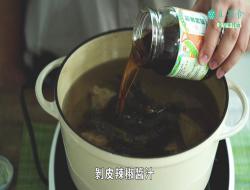 鲜嫩剥皮辣椒排骨汤