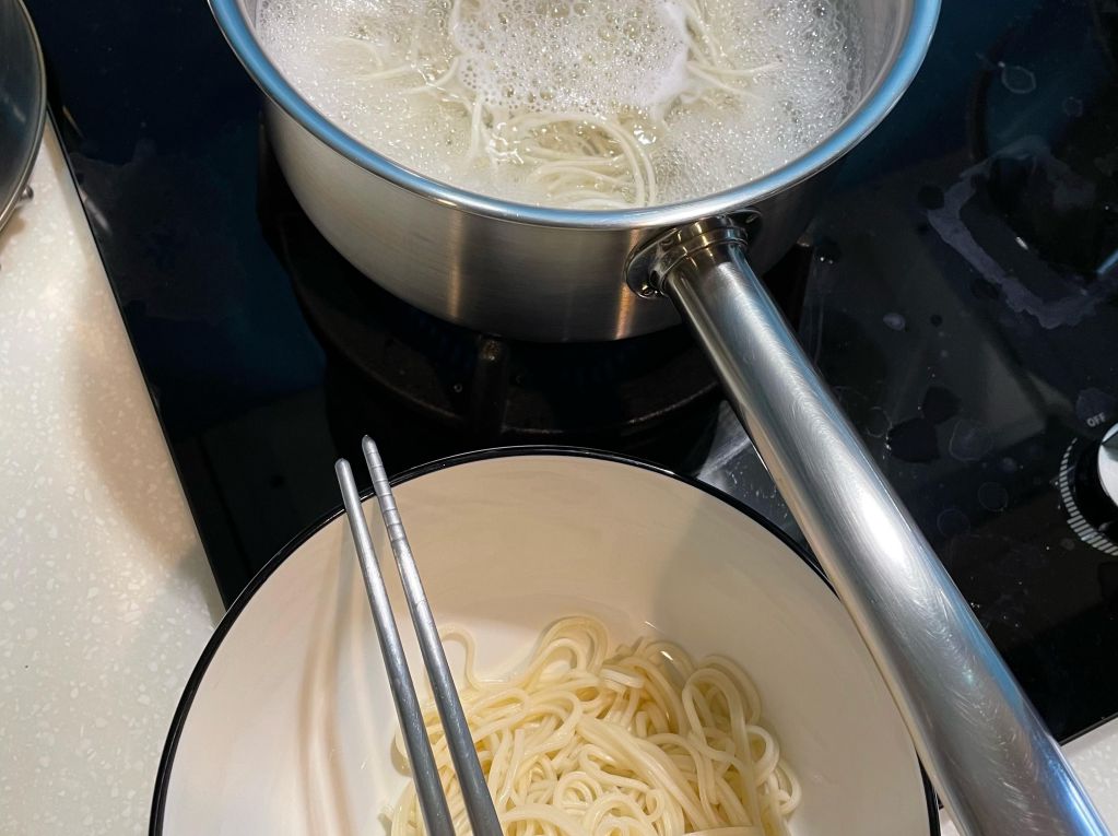 泰式神仙猪肉酸辣汤面的加工步骤